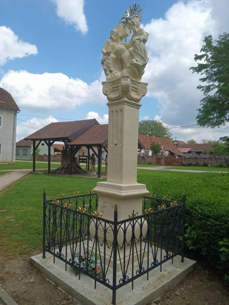 Pil Presvetog Trojstva - Park pod lipama, Novigrad Podravski